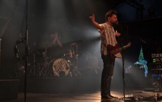 Welshly-Arms-Sänger Sam Getz in Ulm auf der Bühne